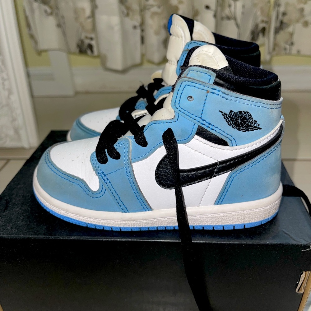 Air Jordan 1 Retro High ‘University Blue’ Toddler size US 8c